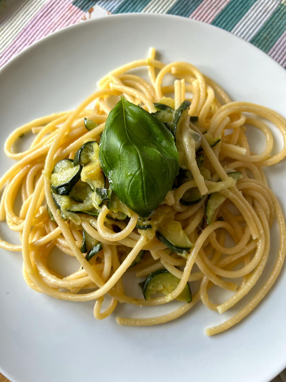 Piatto visto dall'alto di pasta italiana con zucchine e limone