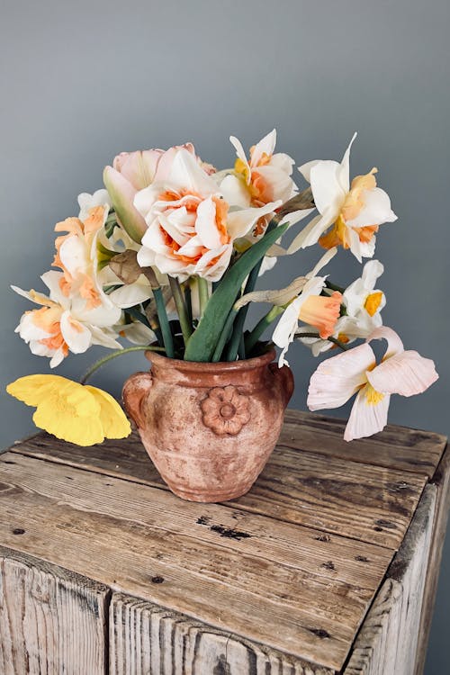 ahşap masa, Çiçek açmak, Çiçek vazosu içeren Ücretsiz stok fotoğraf