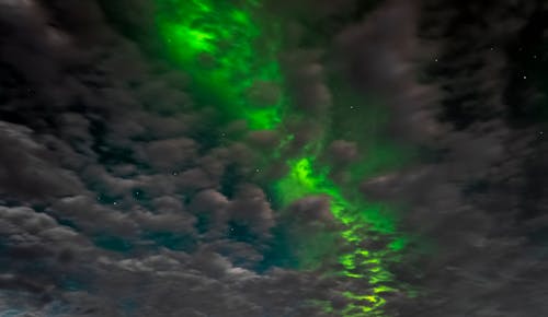 Ingyenes stockfotó aurora borealis, éjszakai égbolt, felhős témában Stockfotó