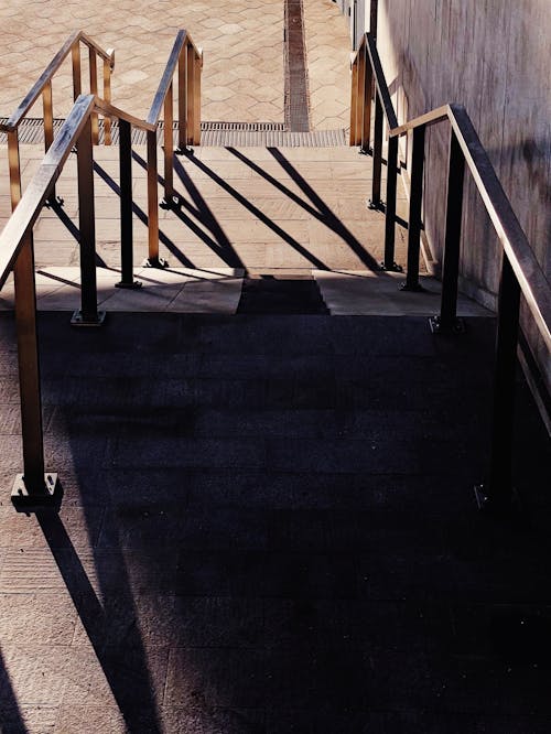 Fotos de stock gratuitas de barandillas de metal, calle, escaleras de hormigón