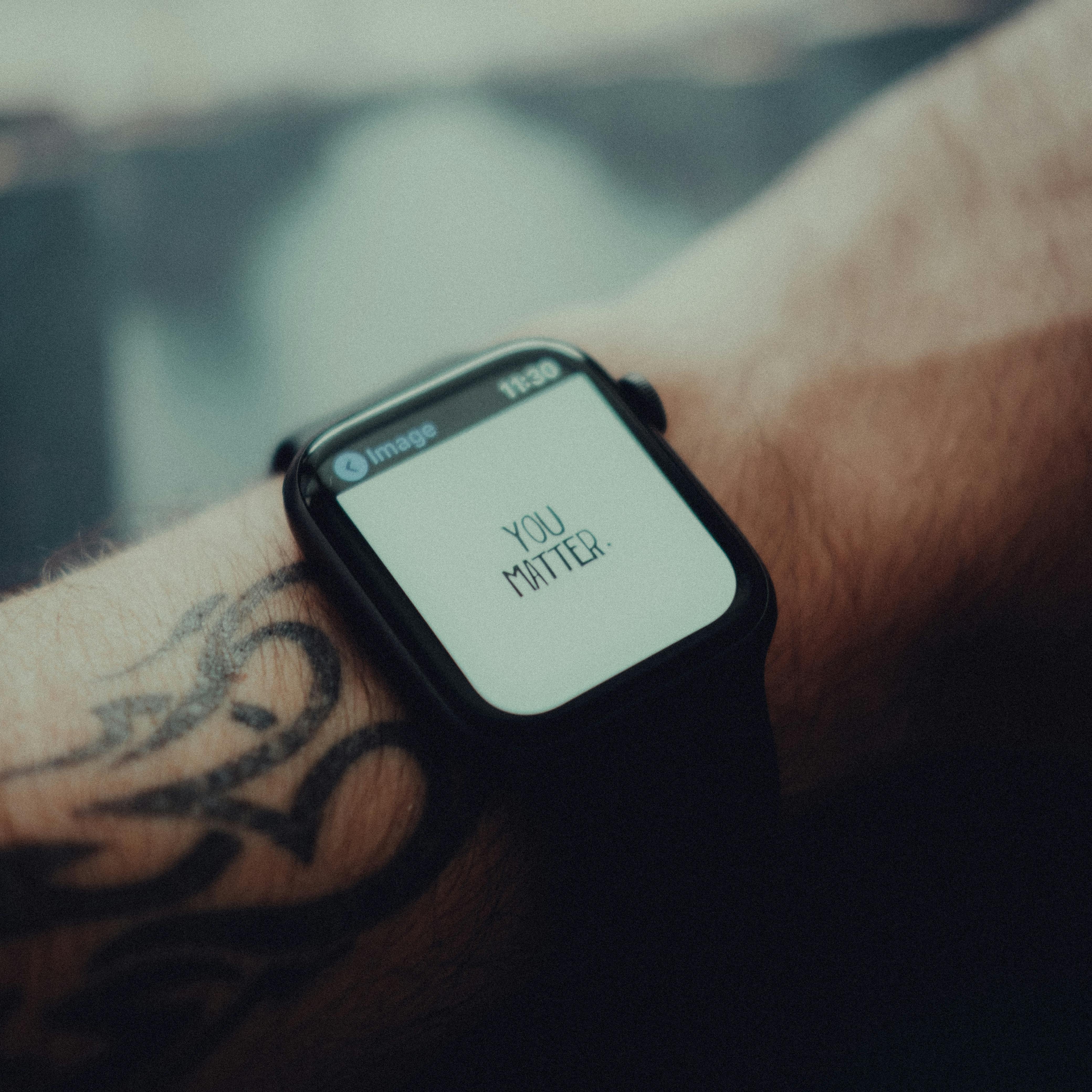 Close-up View of Motivational Message on Smartwatch · Free Stock Photo
