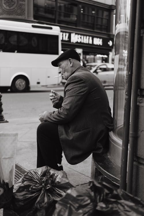 Základová fotografie zdarma na téma černé a bílé pozadí, chodník, cigareta