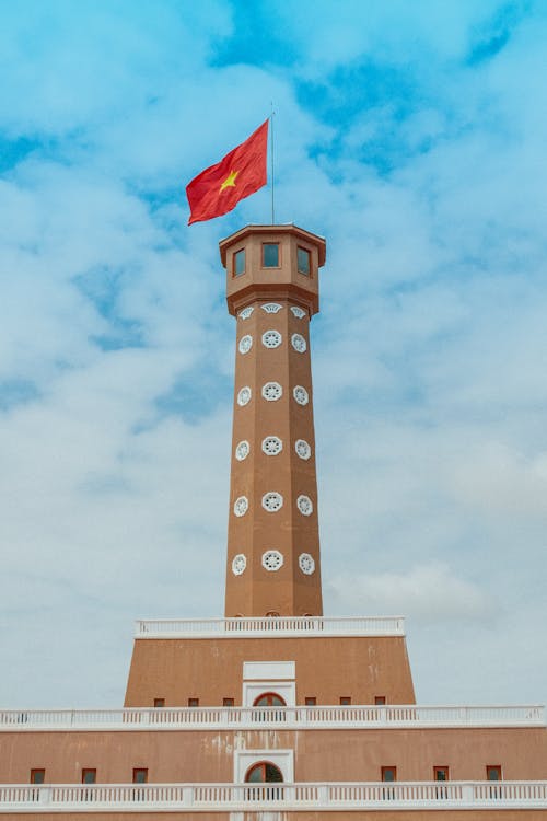 bayrak, bayrak direği, bina cephesi içeren Ücretsiz stok fotoğraf