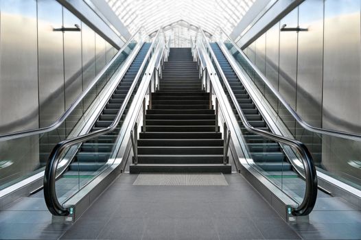 Tiang antrian stainless steel di area komersial