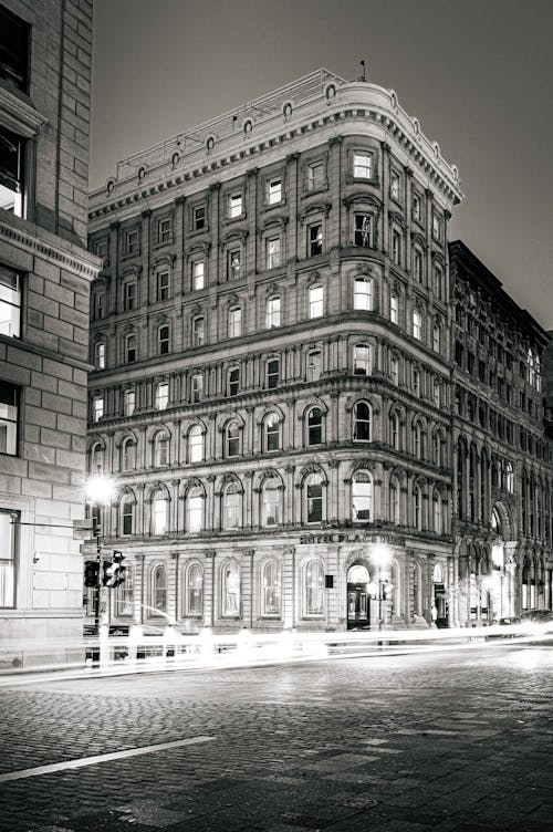 Black and White Photo of a Building in a City