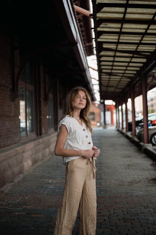 Gratis stockfoto met bruin haar, mevrouw, model staan