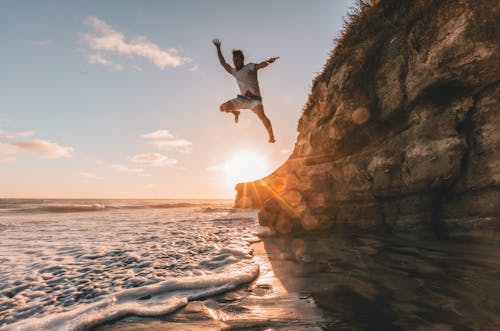 L'homme Saute De La Falaise à L'eau