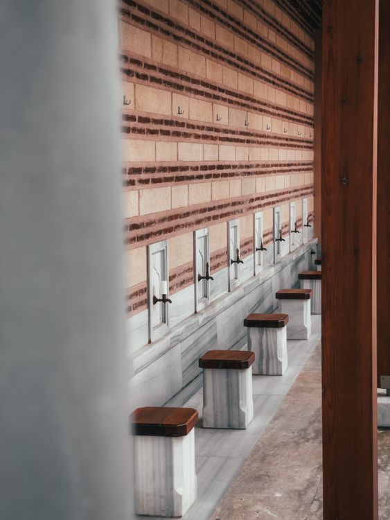 Zone d'ablution dans une mosquée — robinets et sièges en marbre pour la purification islamique