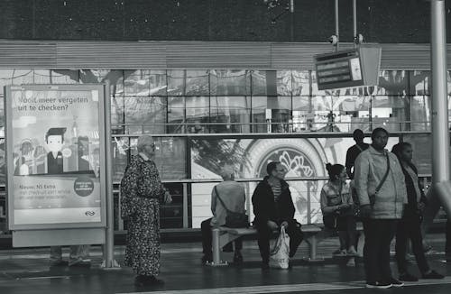 Bezpłatne Ludzie W Skali Szarości Na Terminalu Zdjęcie z galerii
