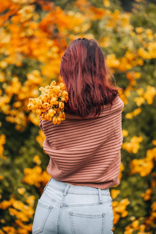 Foto d'estoc gratuïta de d'esquena, dona, flora