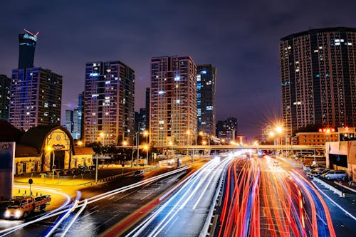 бесплатная Замедленная съемка городской дороги в ночное время Стоковое фото