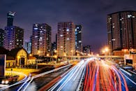 北京的长曝光夜间城市景观充满活力，展现了城市灯光与摩天大楼