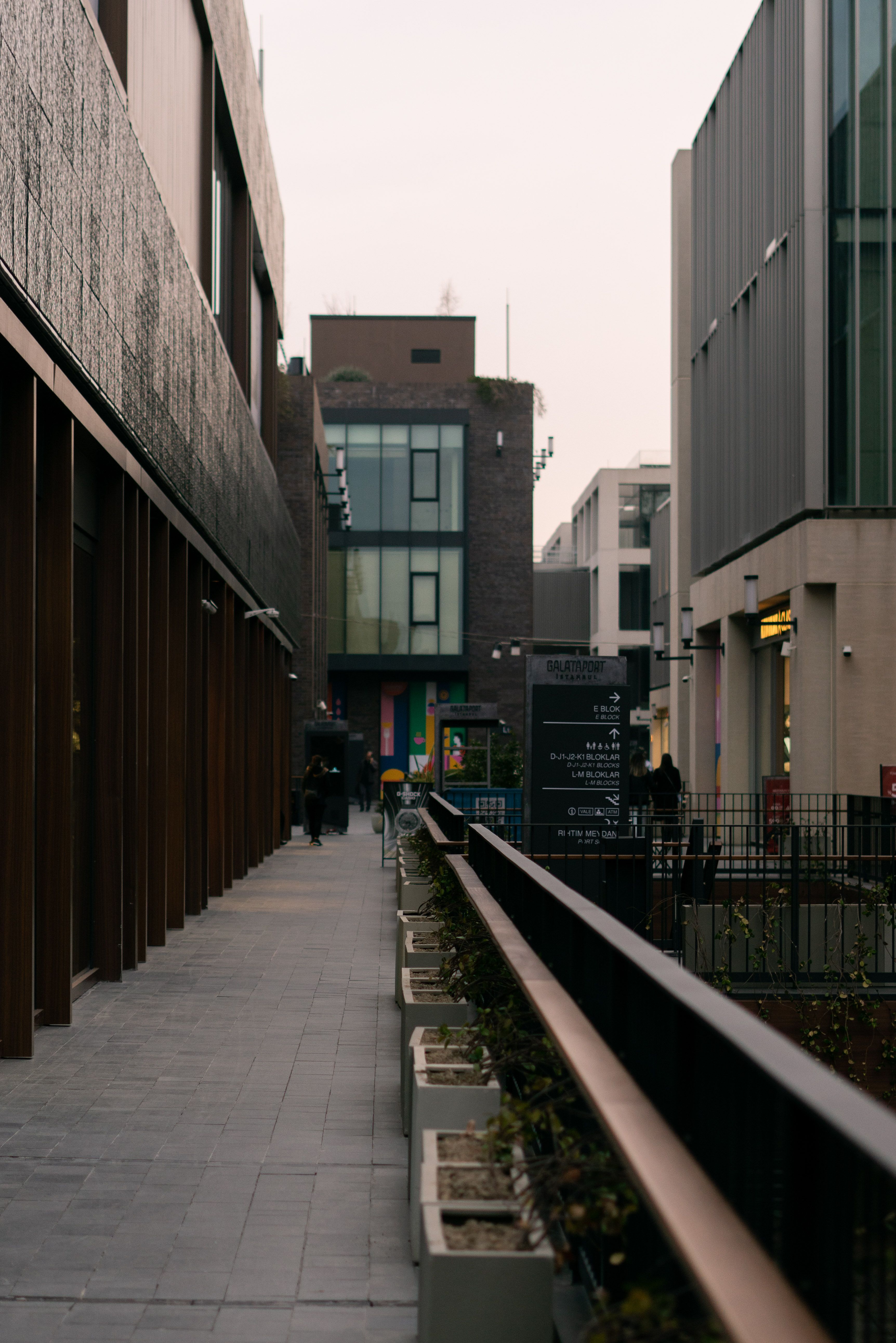 A Sidewalk beside a Building · Free Stock Photo