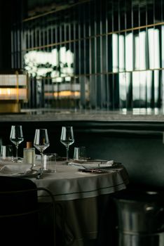 A sophisticated dining table setting in an upscale restaurant in İstanbul, Turkey, showcasing fine glassware and ambient lighting.