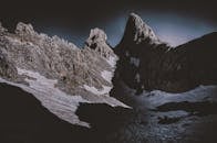 探索意大利奥贝雷根崎岖的山峰，欣赏白雪皑皑的岩石与壮观的灯光