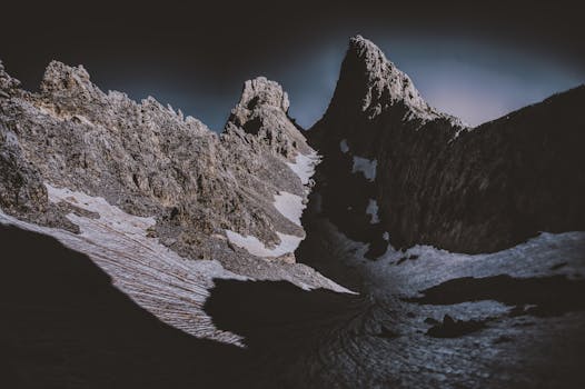 探索意大利奥贝雷根崎岖的山峰，欣赏白雪皑皑的岩石与壮观的灯光