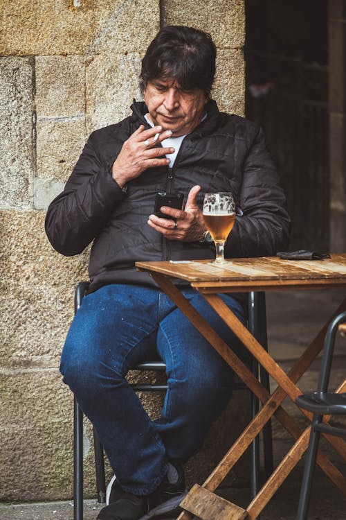 grátis Foto profissional grátis de casaco, cerveja, cigarro Foto profissional