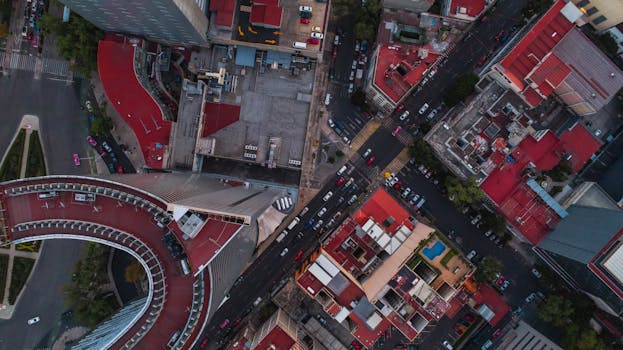 Aerial view of bustling streets and modern buildings in Ciudad de México.