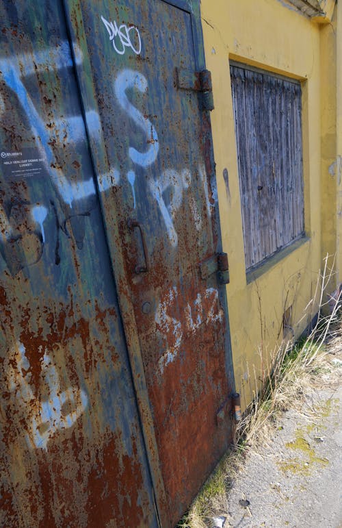 Ilmainen kuvapankkikuva tunnisteilla graffiti, ikkunat, keltainen Kuvapankkikuva