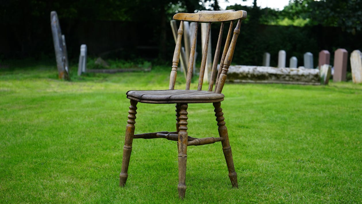 Коричневый деревянный стул