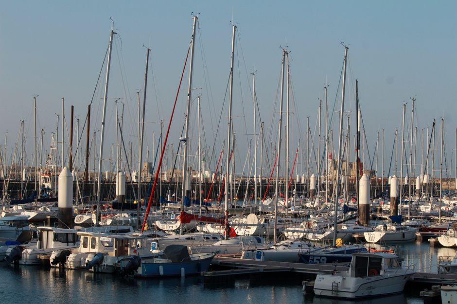 Une vue sereine de voiliers amarrés au port de Le Havre en Normandie, France.