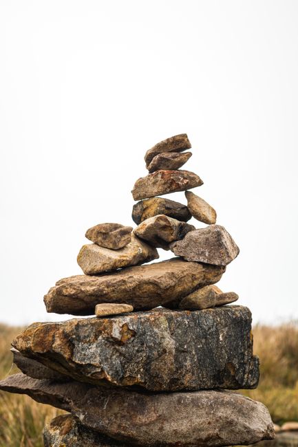 Fotomural Escultura de rocas serena equilibrada al aire libre, evocando tranquilidad y armonía en la naturaleza.