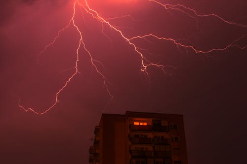 Fotobanka s bezplatnými fotkami na tému blýskanie, budova, červená obloha