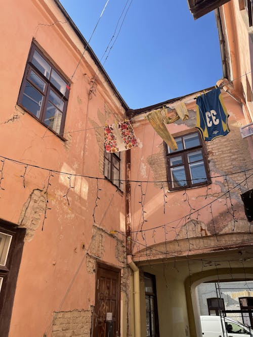 Fotobanka s bezplatnými fotkami na tému bielizeň, exteriér budovy, farebné svetlá