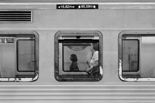 Grijswaardenfotografie Van Een Vrouw In De Trein