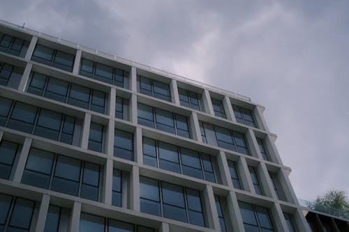 Darmowe zdjęcie z galerii z architektura, białe chmury, budynek