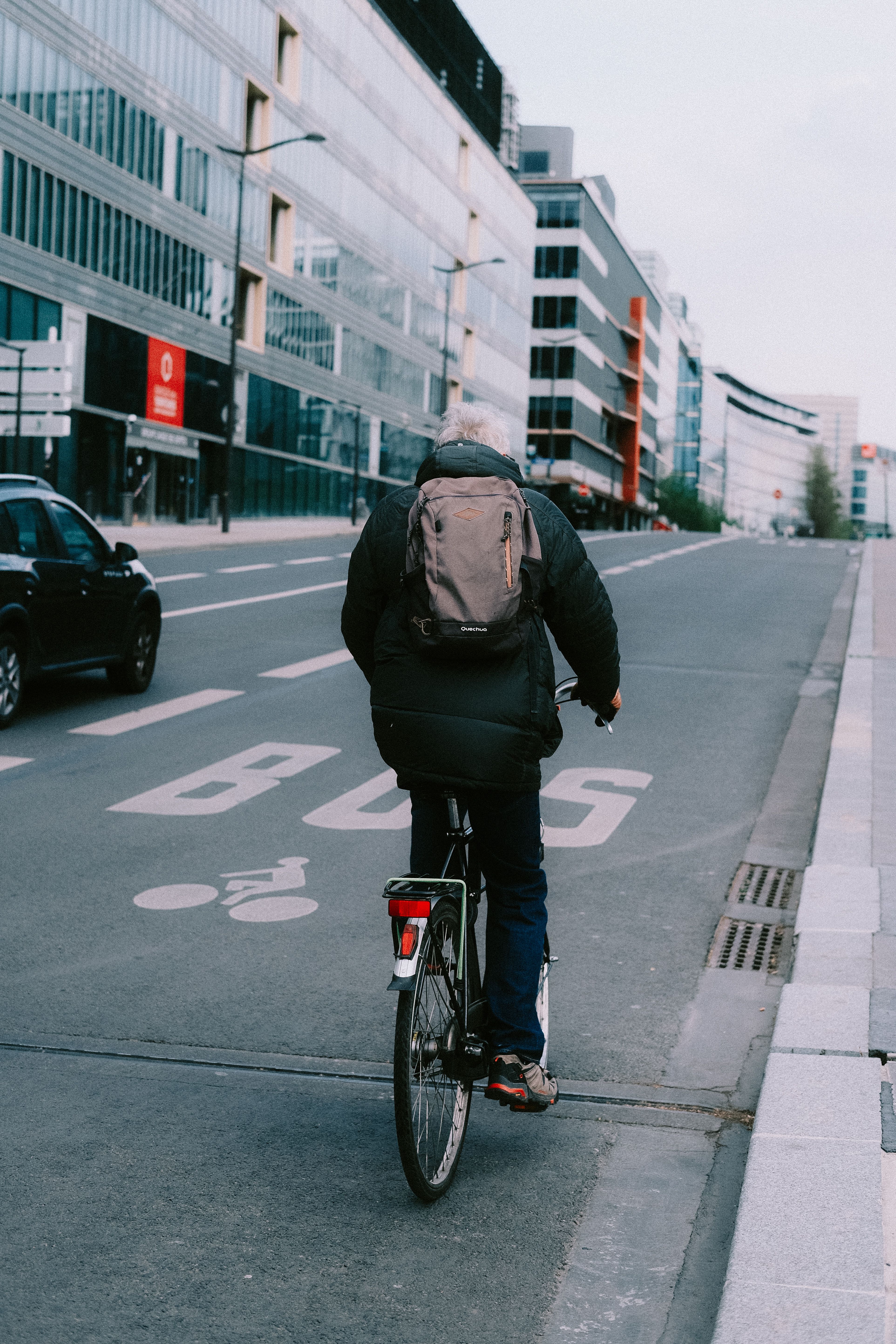 Fietser onderweg tijdens dagelijks woon werkverkeer