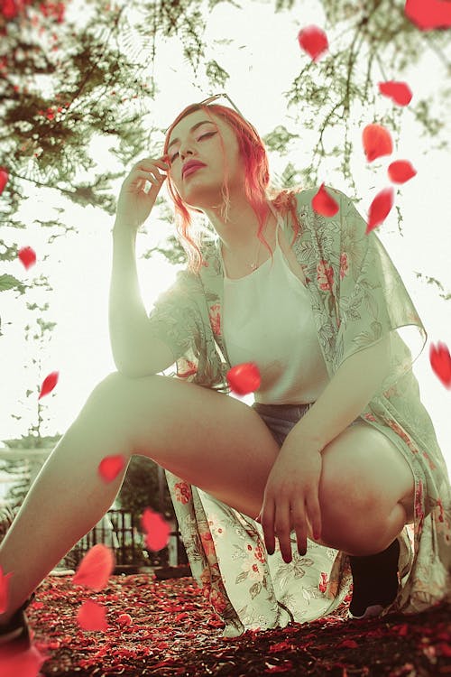 Mujer Vestida Con Cárdigan Gris Y Top Halter Blanco