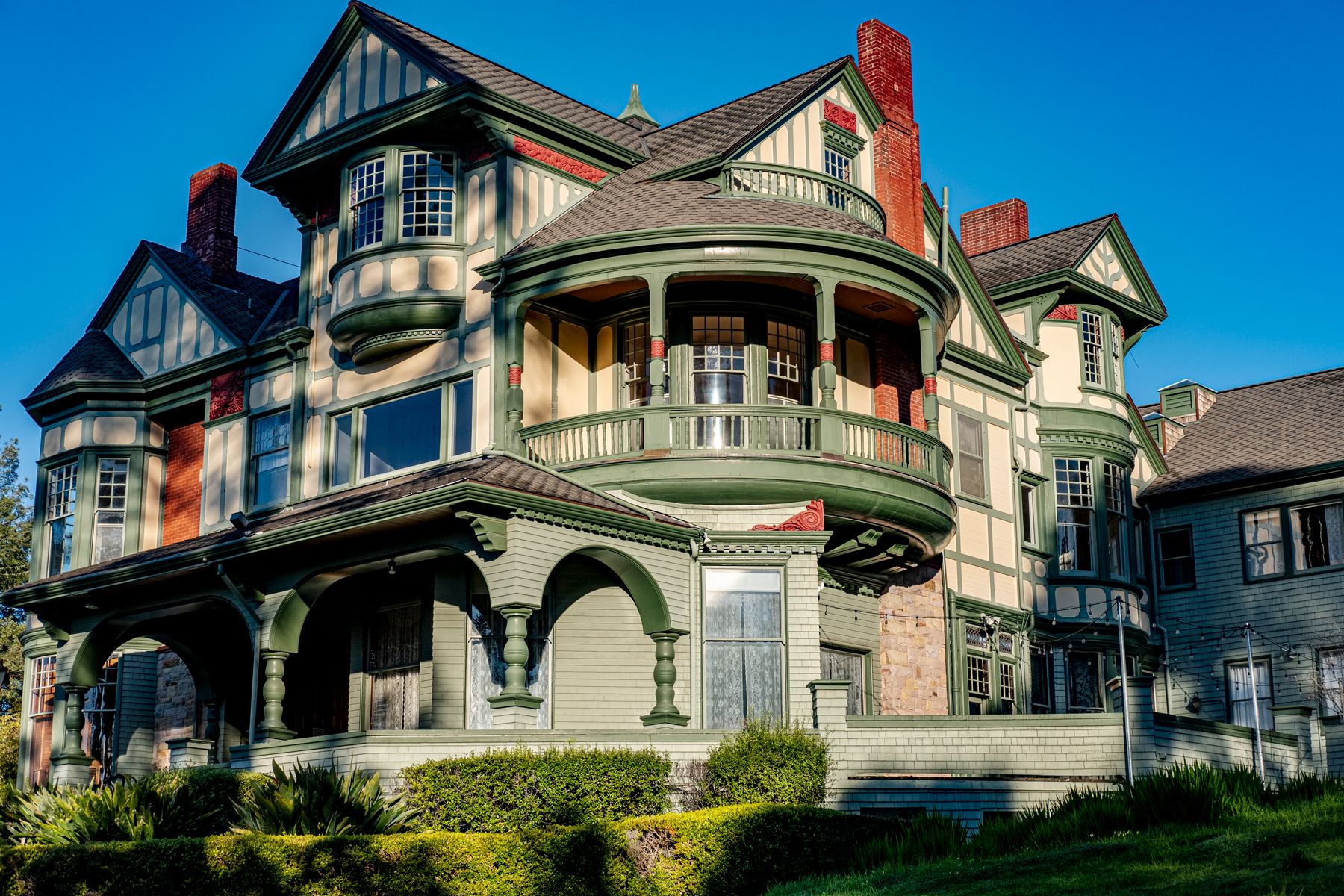 Pastures Historic District vs Pine Hills: Choosing Your Albany Base
