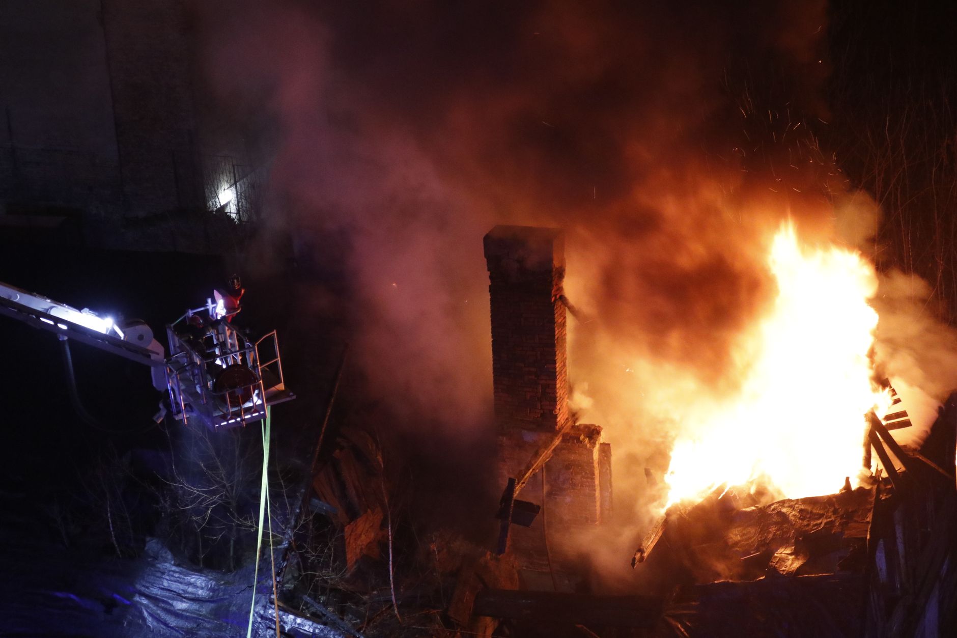Pompieri intervenind la un incendiu la un bloc social din Constanța Pompieri intervenind la un incendiu la un bloc social din Constanța
