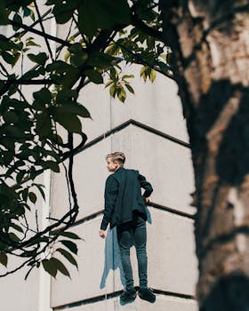 在荷兰海牙，一名年轻人爬上了一栋建筑的外墙