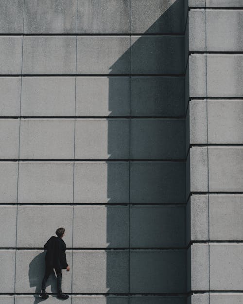 Beton Bina üzerinde Duran Adam Fotoğrafı