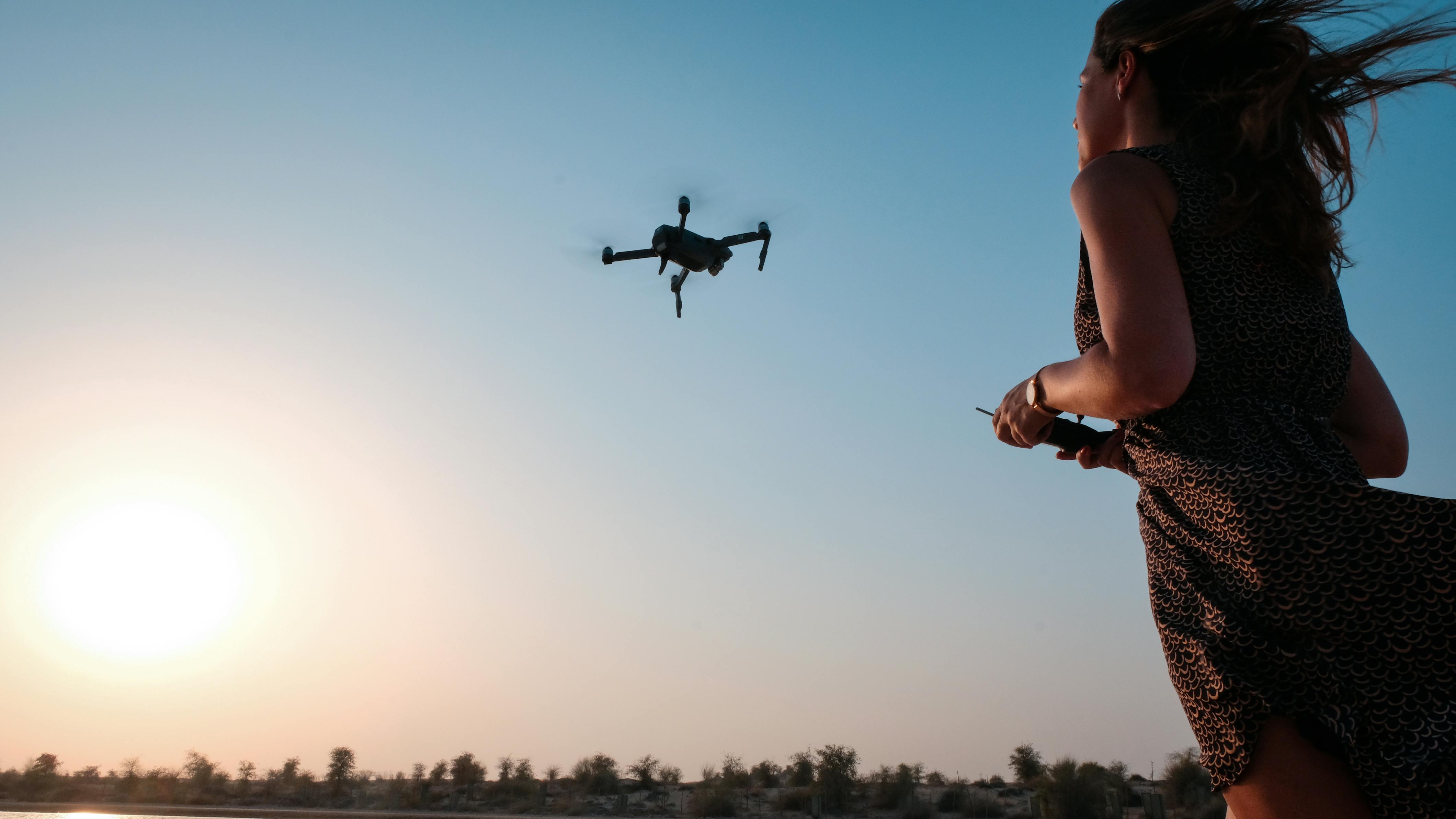 chica operando un dron