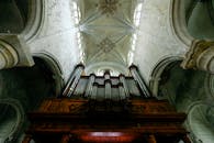 教堂内部建筑结构复杂，拥有宏伟的管风琴和拱形天花板