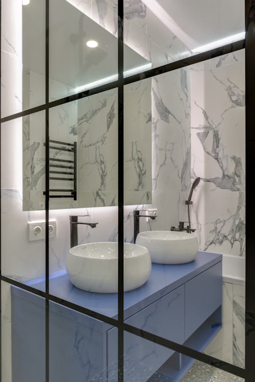 бесплатная Бесплатное стоковое фото с Ванная комната, вертикальный выстрел, главная витрина интерьер Стоковое фото