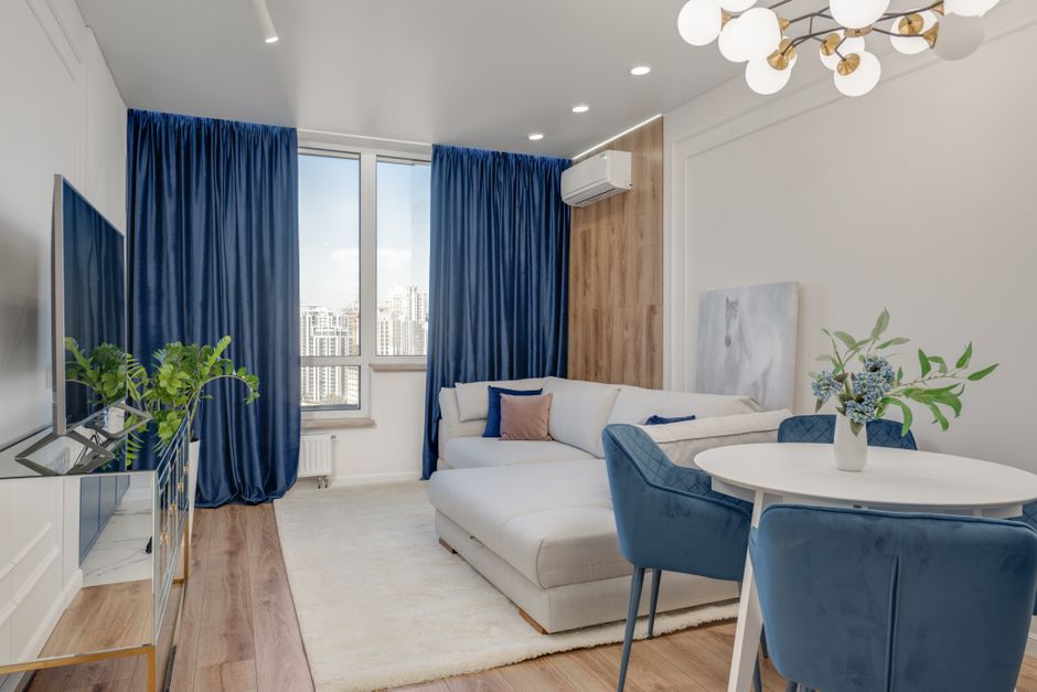 Blauwe gordijnen verlichten warme herfstkamer. Blauwe gordijnen verlichten warme herfstkamer.