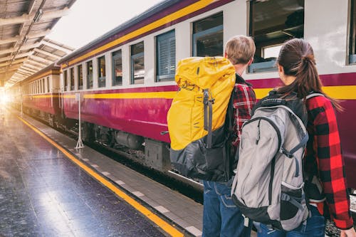 Mujer Y Hombre Esperando En La Estación De Tren