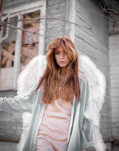 Foto profissional grátis de asas de anjo, atraente, cabelo comprido