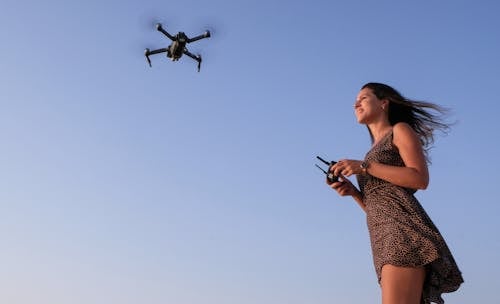 Femme Jouant Au Drone