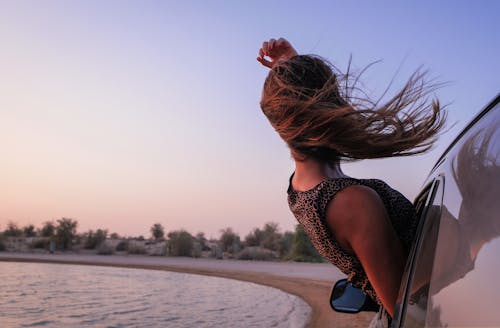 Mulher Com Cabelo Castanho No Carro Durante O Pôr Do Sol