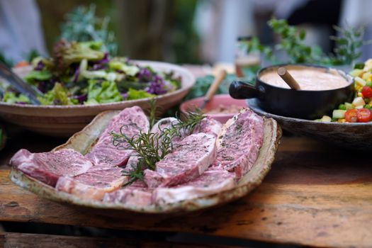 Brochettes de boeuf grillées avec sauce chimichurri