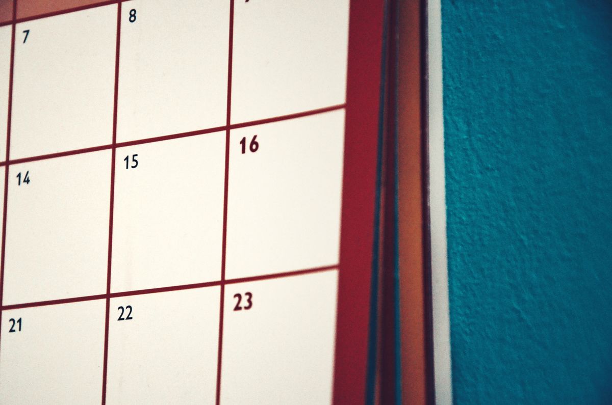 Calendário minimalista pendurado na parede, usado para planejamento e organização de datas