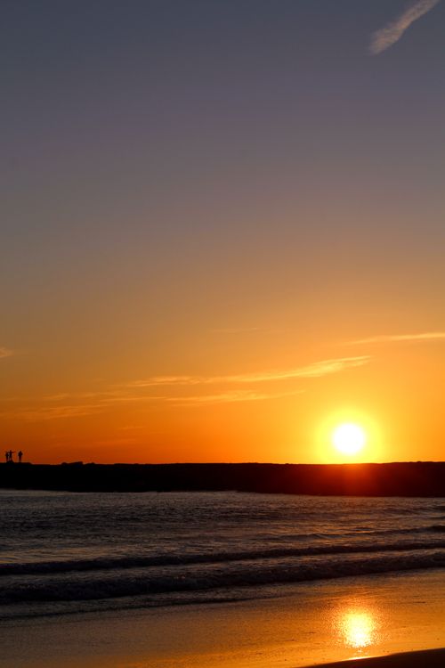 Free A mesmerizing golden sunset over a calm ocean horizon, perfect for serene landscapes. Stock Photo