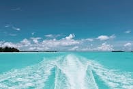 瓦伊塔普的清澈海水和充满活力的天空营造出宁静的热带景观