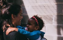 母女俩在户外幸福相拥，洋溢着温暖与深情