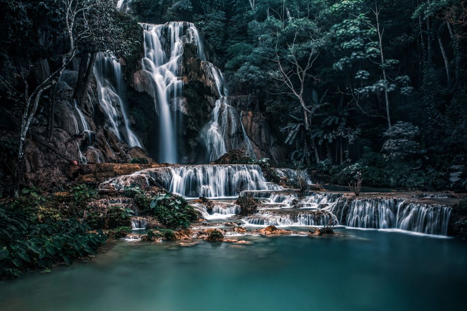 Kuang Si-waterval in Luang Prabang met turquoise zwembaden